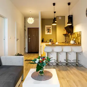 Maya's Flats & Resorts 32 - Garden Gate Апартаменты